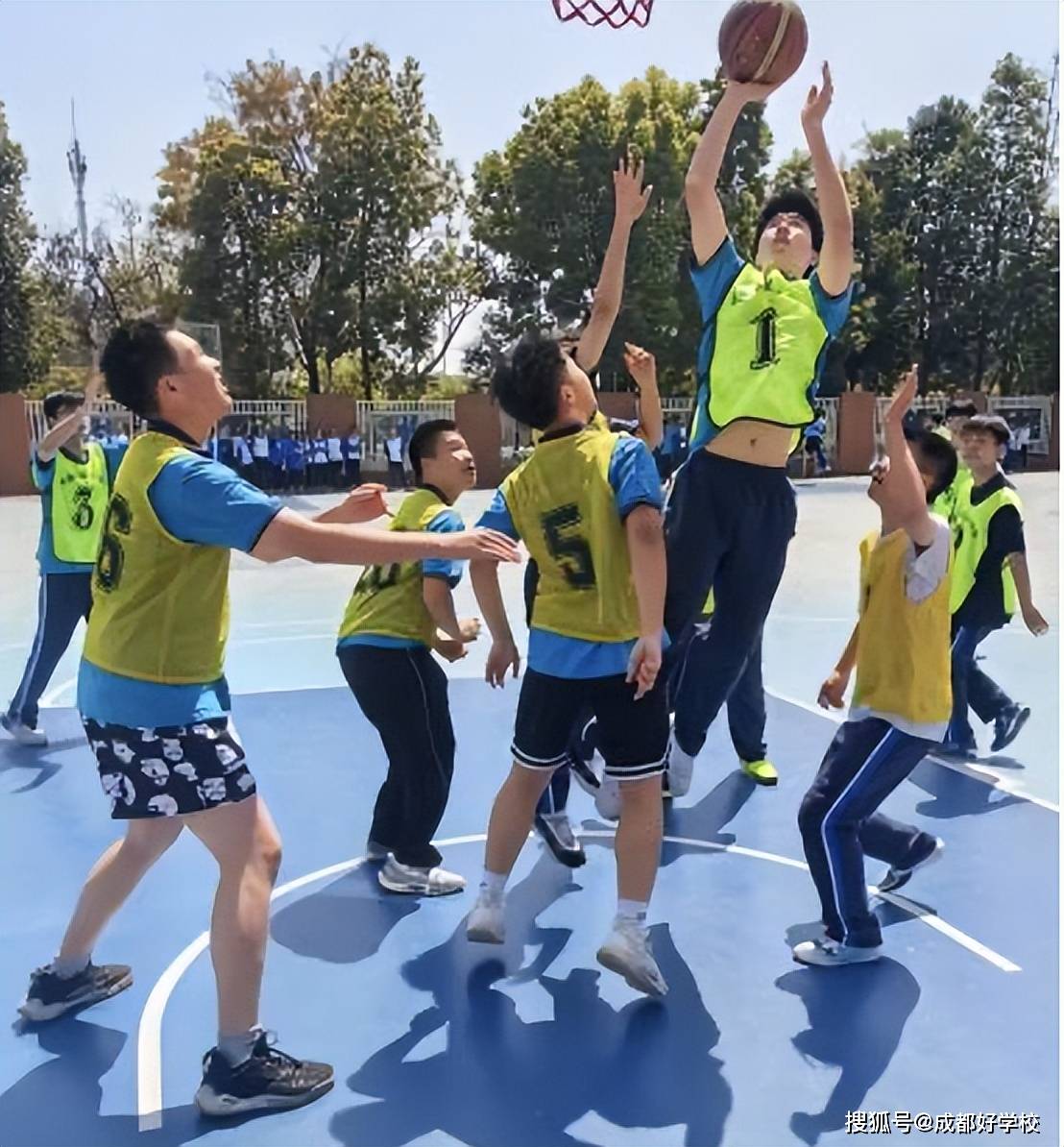 九游体育官网-埃因霍温训练开放日;赛前门线救险引欢呼;欧篮联在即;年轻球员得到机会(万圣节活动文案短句干净)